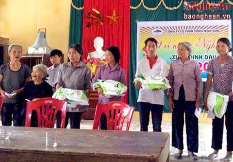 Công ty cổ phần Song Ngư Sơn tặng quà Tết hộ nghèo