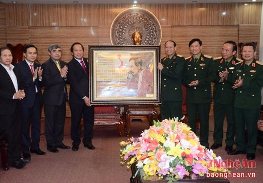 Bộ trưởng Trương Minh Tuấn thăm, tặng quà Bộ Tư lệnh Quân khu IV