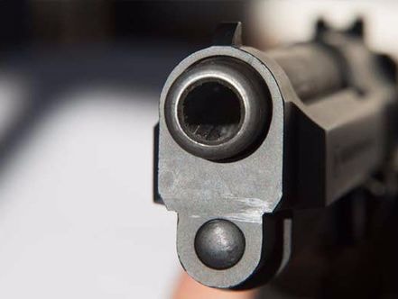 Rót rượu ra chén, ai không uống cạn thì...bắn