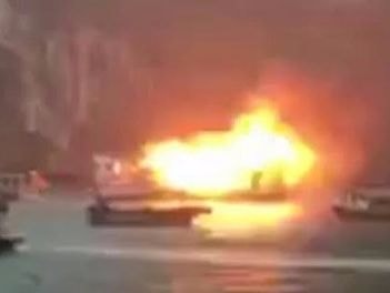 Tàu du lịch chở 21 người bất ngờ bốc cháy trên vịnh Hạ Long