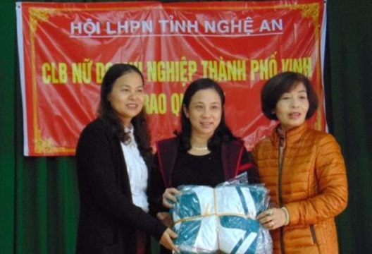 Hội LHPN tỉnh: Trao quà Tết cho phụ nữ nghèo Quỳnh Lưu