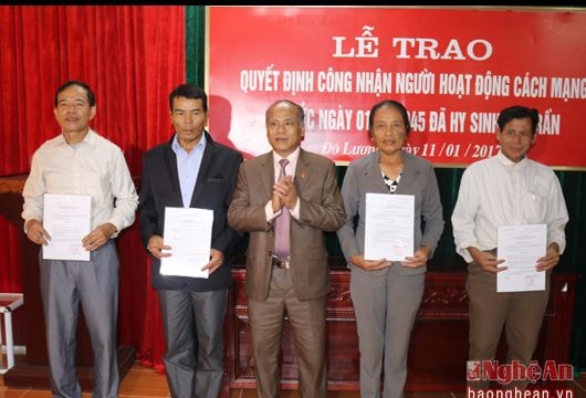 Trao Quyết định công nhận người hoạt động cách mạng trước ngày 1/1/1945