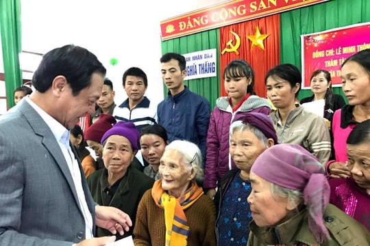 Phó Chủ tịch UBND tỉnh Lê Minh Thông trao quà Tết cho người nghèo tại Nghĩa Đàn