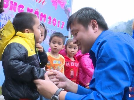 Tuổi trẻ TP Vinh mang hơi ấm về vùng biên cương