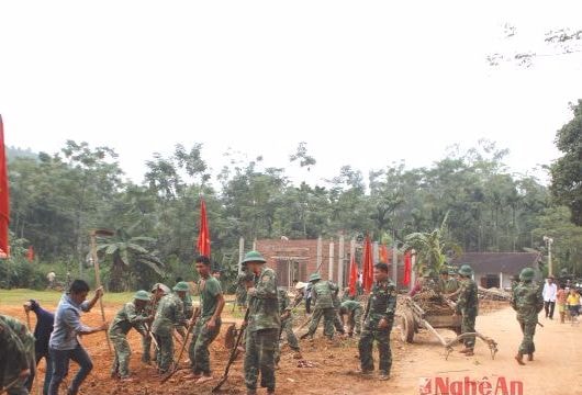 Ấm áp tình quân dân nơi xứ đạo