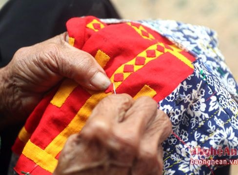 Phụ nữ Mông thêu trang phục chuẩn bị đón Tết