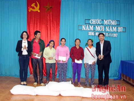 Báo Nghệ An trao 100 suất quà cho hộ nghèo xã Xiêng My (Tương Dương)