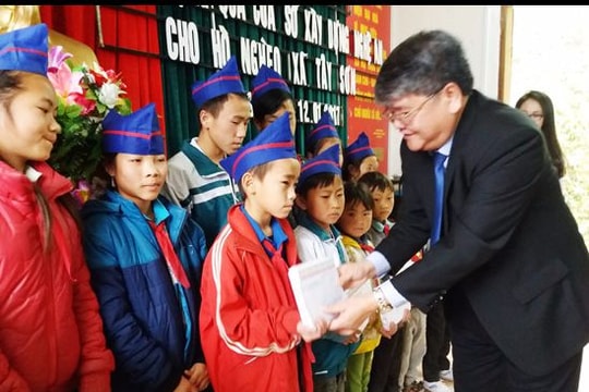 Sở Xây dựng trao quà trị giá 110 triệu đồng cho người nghèo Kỳ Sơn