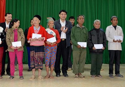 Bí thư Tỉnh ủy tặng quà Tết cho hộ nghèo vùng tái định cư Thủy điện Bản Vẽ