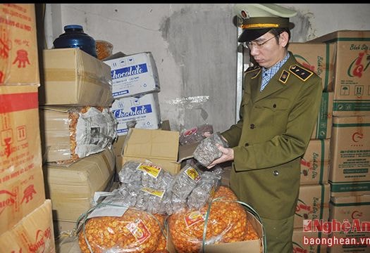 Nghệ An: Phát hiện bánh Tết bị độn bìa carton