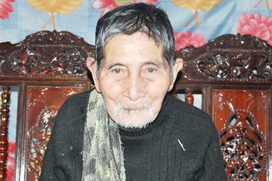 Cụ ông sắp được bóc bánh chưng Tết lần thứ 104