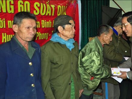 Trao 60 suất quà cho hộ nghèo xã Quế Phong