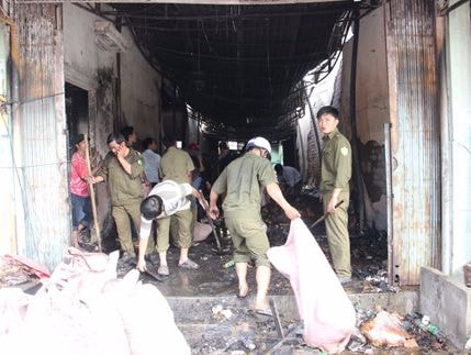 Cháy tiệm tạp hóa, 8 người trong gia đình thoát chết