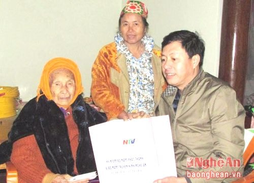 Đài PT-TH Nghệ An trao quà Tết cho mẹ Việt Nam anh hùng