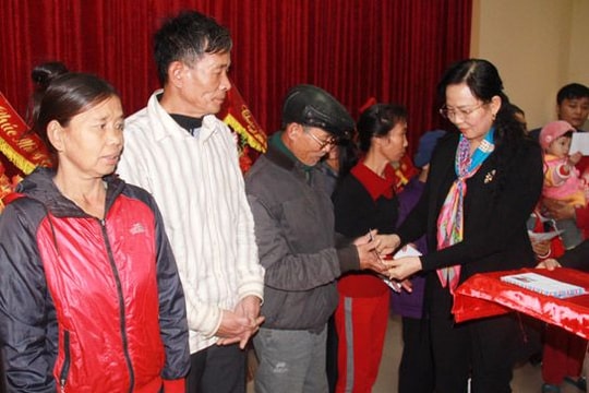 Phó chủ nhiệm Ủy ban Kiểm tra Trung ương tặng quà tết cho hộ nghèo Diễn Châu