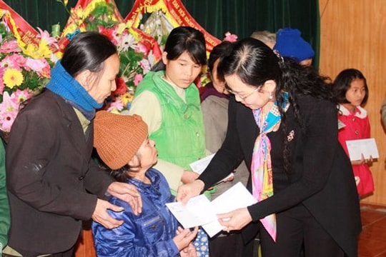 Phó Chủ nhiệm Ủy ban Kiểm tra Trung ương tặng quà tết ở Yên Thành