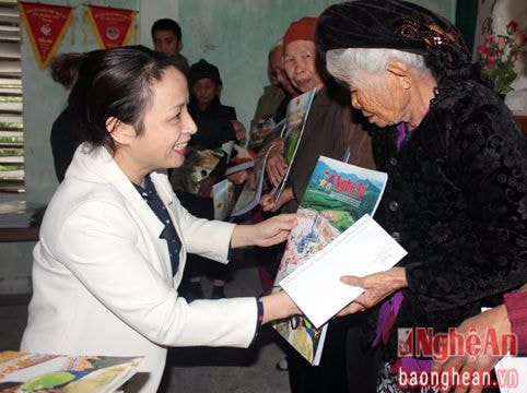 Báo Nghệ An, Tập đoàn Mường Thanh trao quà Tết cho Mẹ Việt Nam anh hùng và hộ nghèo