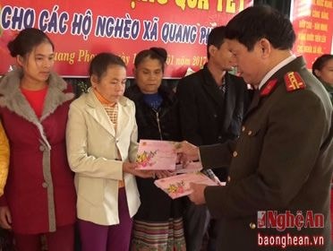 Công an tỉnh Nghệ An trao quà Tết cho hộ nghèo Quế Phong