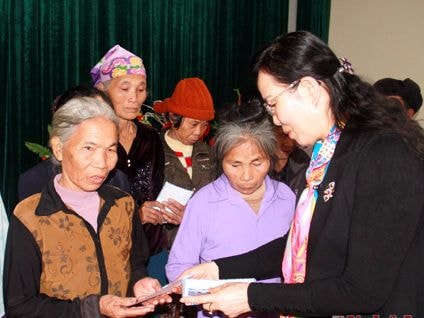 Phó Chủ nhiệm Ủy ban Kiểm tra Trung ương tặng quà tết ở Quỳnh Lưu