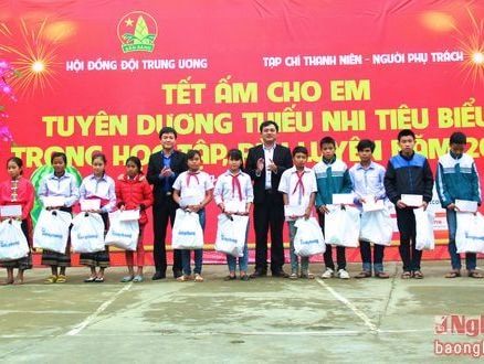 Hội đồng đội Trung ương tặng 1.000 suất quà cho học sinh nghèo