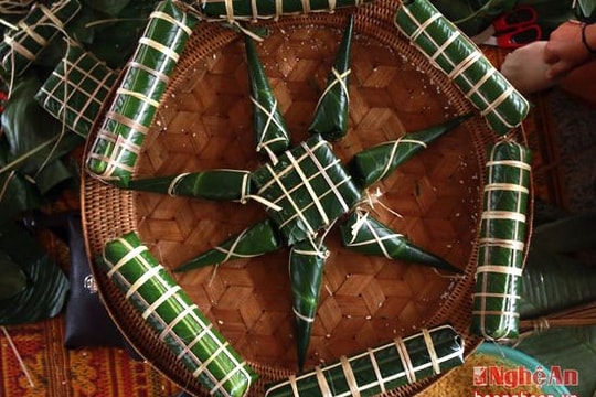 Nhiều học sinh vùng núi Nghệ An lần đầu gói bánh chưng Tết