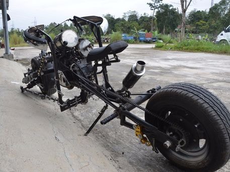 Tịch thu xe mô tô độ kiểu dáng gắn súng đạn chạy trên QL1A