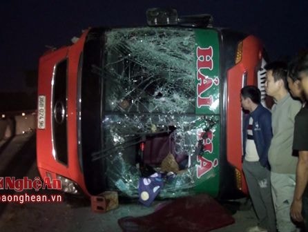 Xe khách chở 40 người lật ngang Quốc lộ 1A