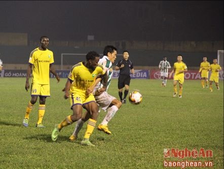 SLNA- XSKT Cần Thơ (1-1): Quế Ngọc Hải thành tội đồ trên sân Vinh