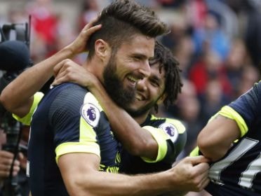 Chiến thắng 4-0, Arsenal trở lại nhóm dẫn đầu