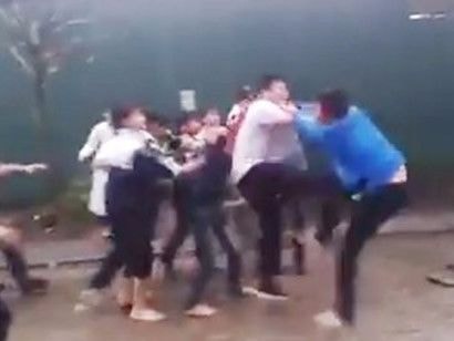 Hai trẻ đánh nhau, bà nội nhập viện