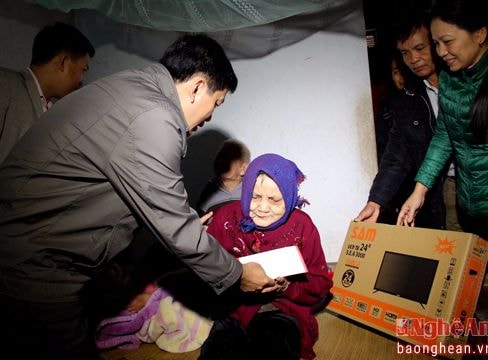 Ban Tuyên giáo Tỉnh ủy tặng quà, chúc Tết tại huyện Nghi Lộc