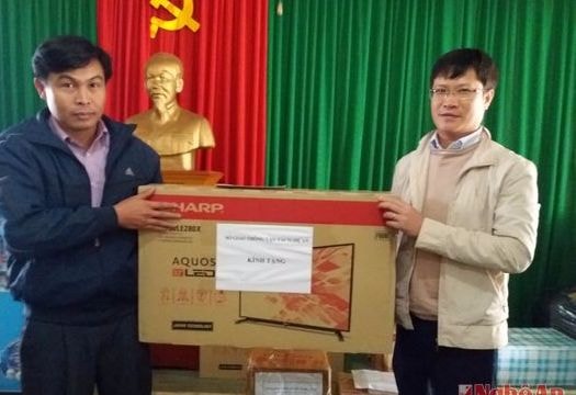 Sở GTVT Nghệ An tặng quà đồng bào nghèo xã Keng Đu