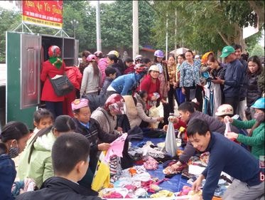 Quế Phong ra mắt tủ quần áo từ thiện