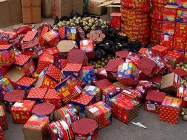 Mở tiệm uốn tóc để bán pháo