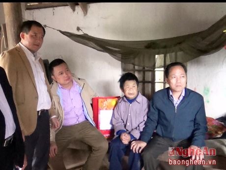 Hội Doanh nhân trẻ Nghệ An trao tặng 70 suất quà Tết cho người nghèo