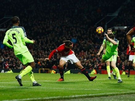 Chia điểm cho Liverpool, Man Utd lỡ cơ hội vượt mặt Man City