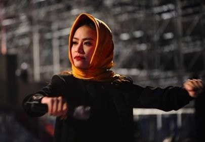 Hoàng Thuỳ Linh trùm khăn chống rét, thức đêm duyệt chương trình Đại nhạc hội