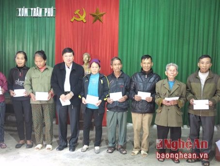 UBKT Tỉnh ủy trao 35 suất quà cho người nghèo tại xã Lưu Sơn