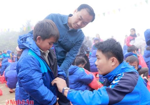 150 triệu đồng đến với học sinh và người nghèo xã rẻo cao Tây Sơn