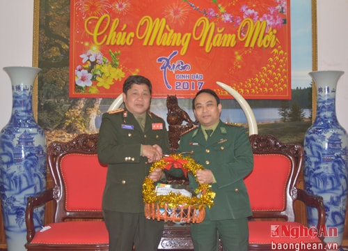 Bộ CHQS tỉnh Hủa Phăn chúc Tết biên phòng Nghệ An