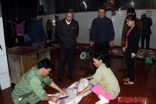 Đoàn giám sát Quốc hội kiểm tra cơ sở giết mổ, trại bò và rau sạch