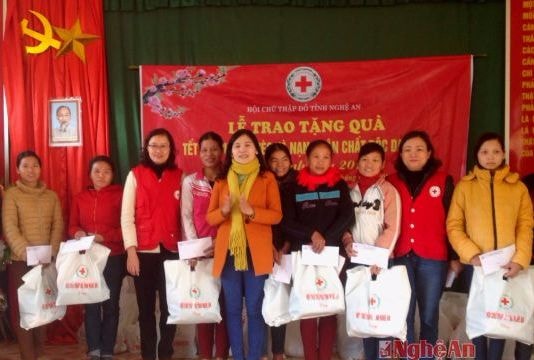 Các tổ chức, địa phương tặng quà cho người nghèo dịp Tết Đinh Dậu 2017