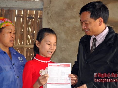 Báo Nghệ An trao sổ tiết kiệm cho trẻ mồ côi ở Tân Kỳ