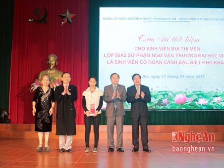 Đảng ủy Khối DN và BV Đa khoa Cửa Đông trao sổ tiết kiệm 100 triệu đồng cho sinh viên nghèo