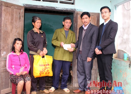Bệnh viện Phục hồi Chức năng Nghệ An trao sổ tiết kiệm cho hộ nghèo