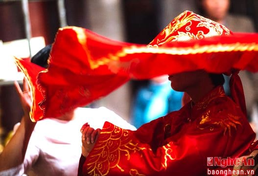 Xem các 'cô Bơ, cậu Hoàng' thăng lễ tại đền Hoàng Mười