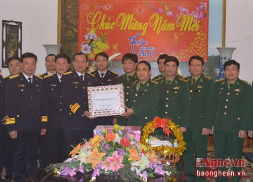 Bộ Tư lệnh vùng 1 Hải quân chúc Tết Bộ đội Biên phòng Nghệ An