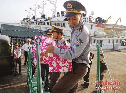 Chuyển quà Tết đến các huyện đảo Cồn Cỏ, Lý Sơn