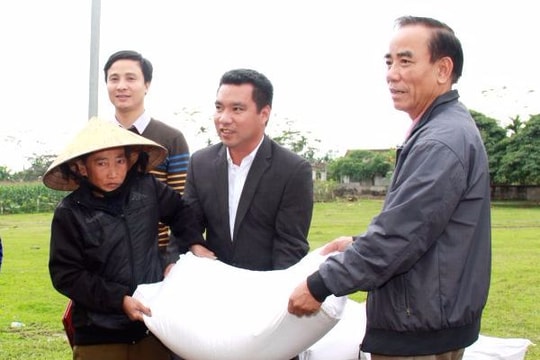 Tặng 9 tấn gạo cho nông dân nghèo dịp Tết Đinh Dậu