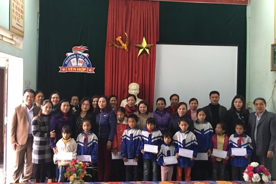 Gần 300 suất quà tặng cho giáo viên và học sinh các huyện miền núi Quế Phong, Quỳ Châu, Quỳ Hợp